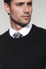 Patterned-Circle-Neck-Black-Sweater-Wessi-1